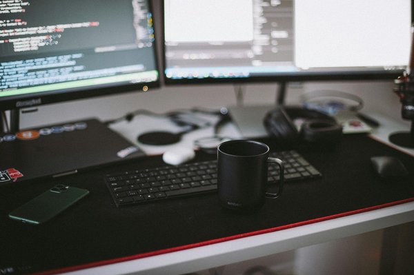 Comment optimiser les performances des applications mobiles en utilisant les techniques de minification de code?