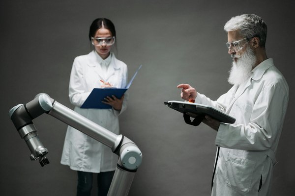 Quels sont les défis de la modélisation de l'eau et des fluides dans les jeux de simulation réalistes ?